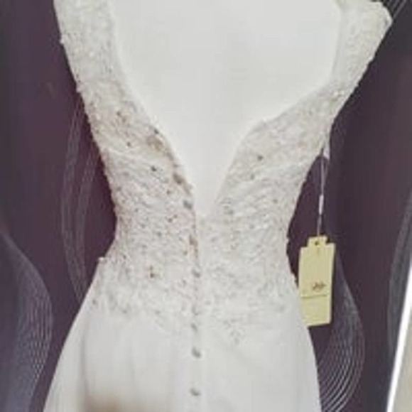 JAEDEN White Lace A-Line Wedding Gown - Size 4 - Picture 5 of 12